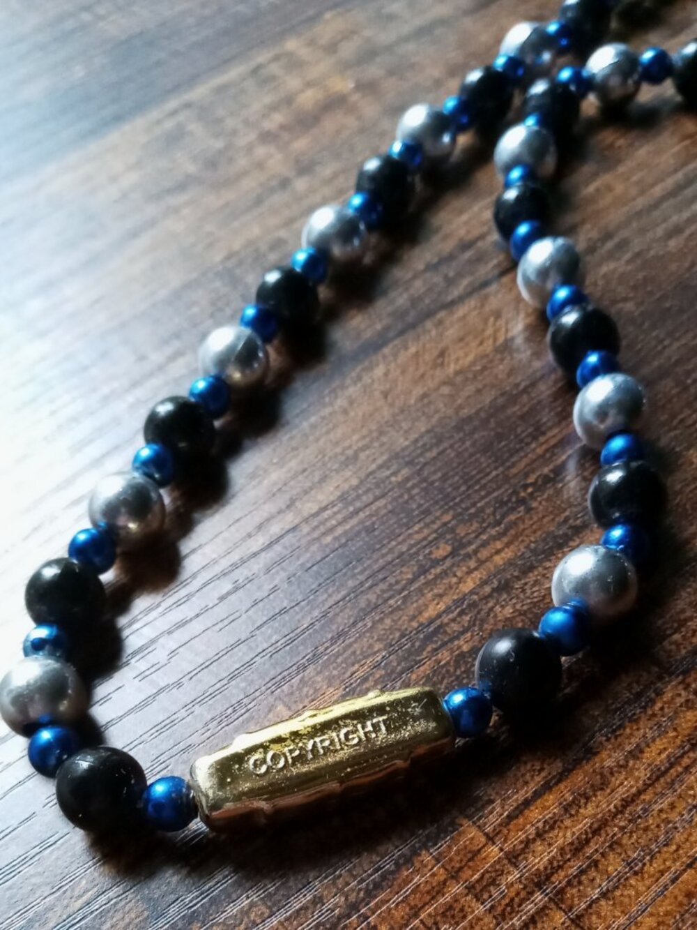 Vintage Mardi Gras Throw Bead Necklace w/3 Elvis Presley Figurines 🕺🎙️🎸⚡️ - Picture 6 of 16